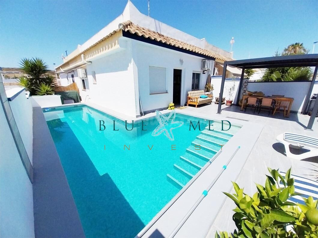 Piscina privada, amplia terraza y solárium en la azotea.
