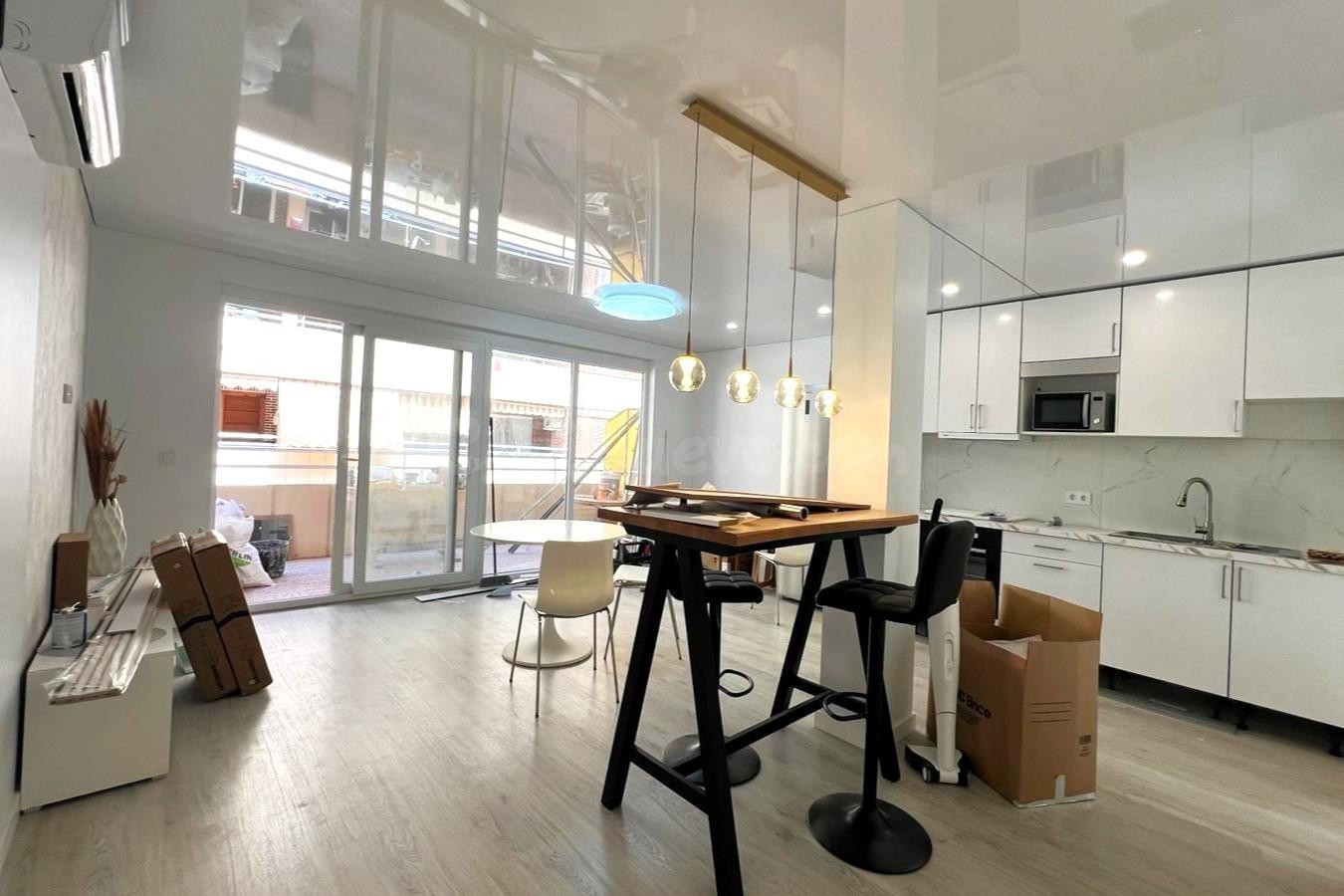 Apartamento reformado y espacioso (aprox. 105 m2 - 3.ª planta) con amplio balcón al noreste, cerca del centro, ¡a 100 m de la Playa del Acequión y a 200 m de la Playa de los Náufragos!