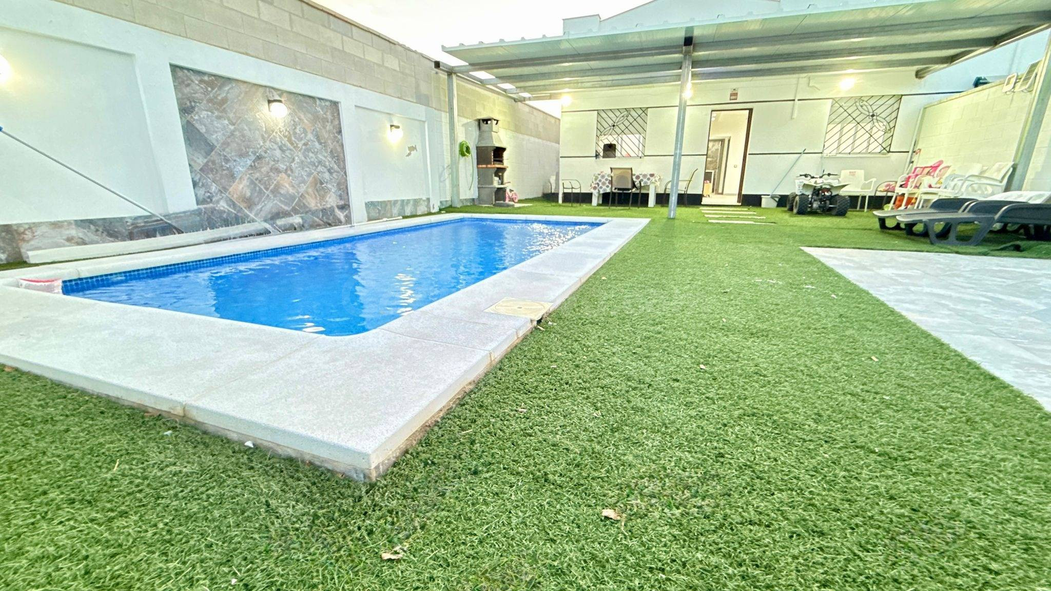 ESPECTACULAR VIVIENDA RUSTICA CON PISCINA Y PLACAS SOLARES EN DOS HERMANAS (ZONA CANTA EL GALLO)