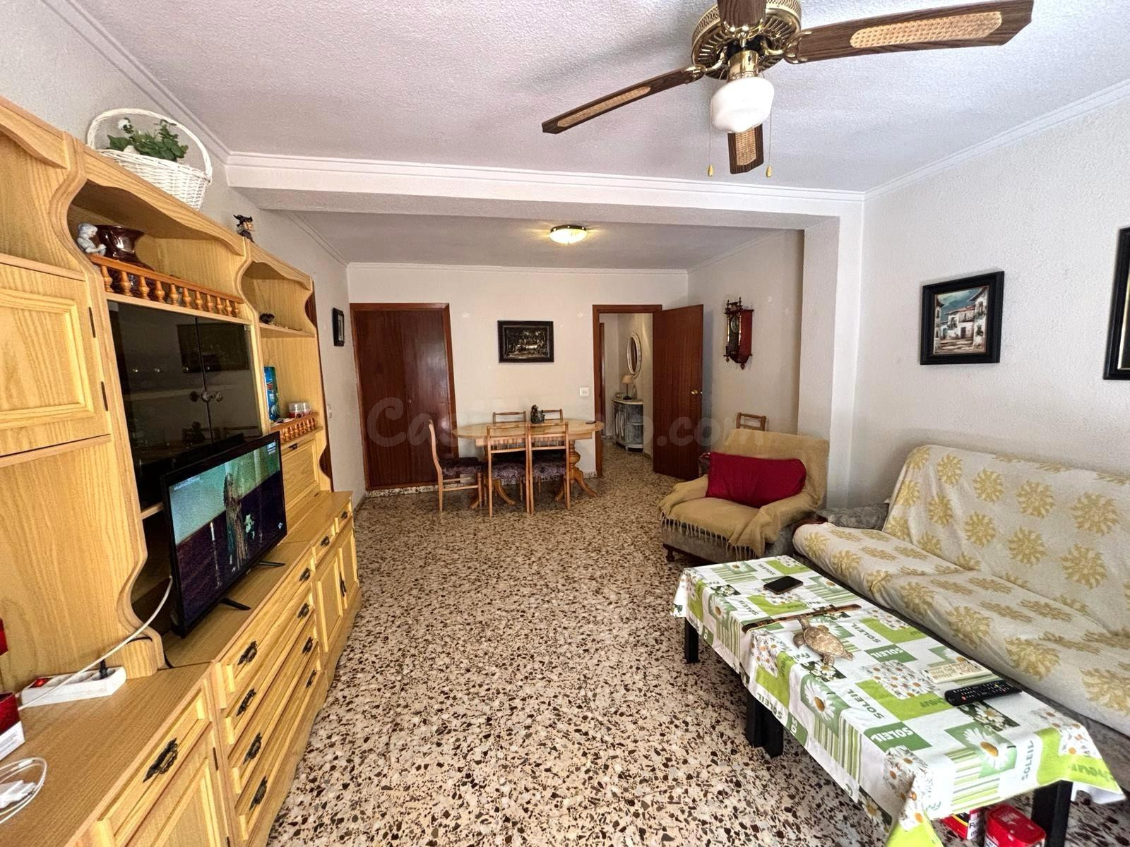 Amplio Piso en Playa de los Naufragos - Oportunidad a Reformar por €150,000