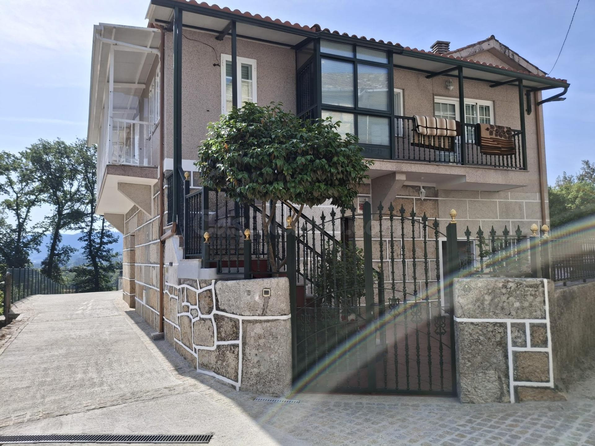 Chalet con viñedo opcional en Cenlle, listo para entrar a vivir a 10 min Ribadavia