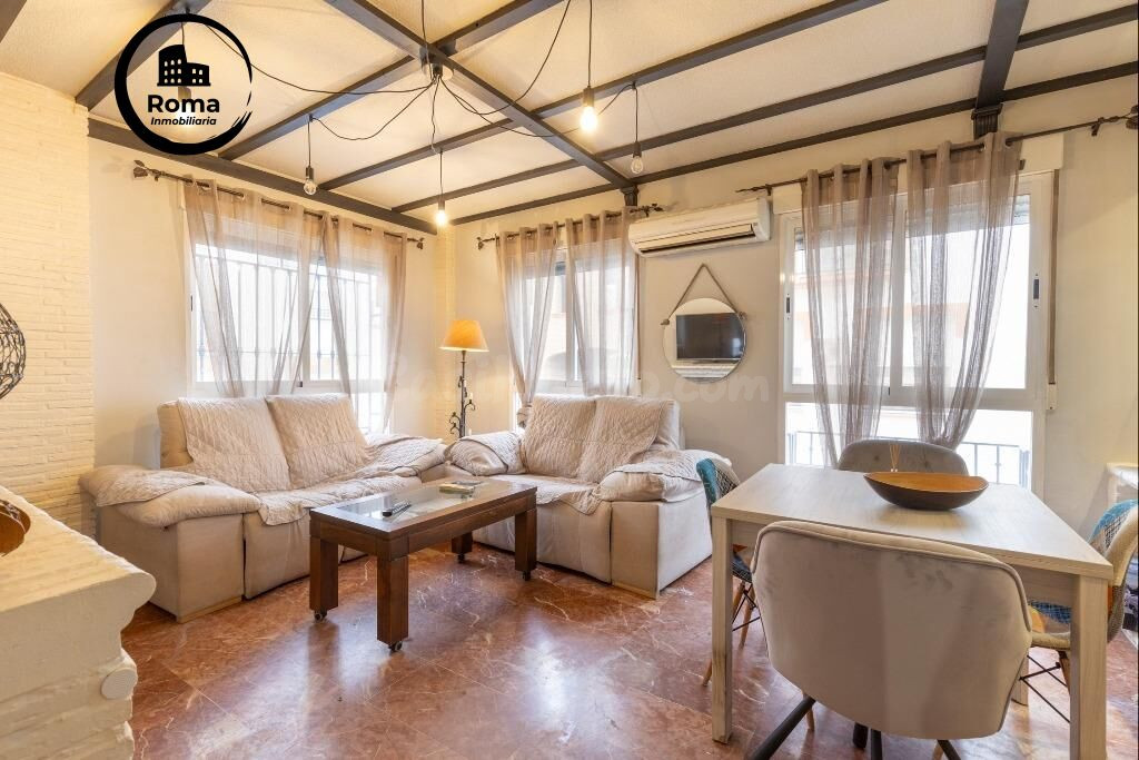Casa adosada en urbanización con piscina junto al Ferial