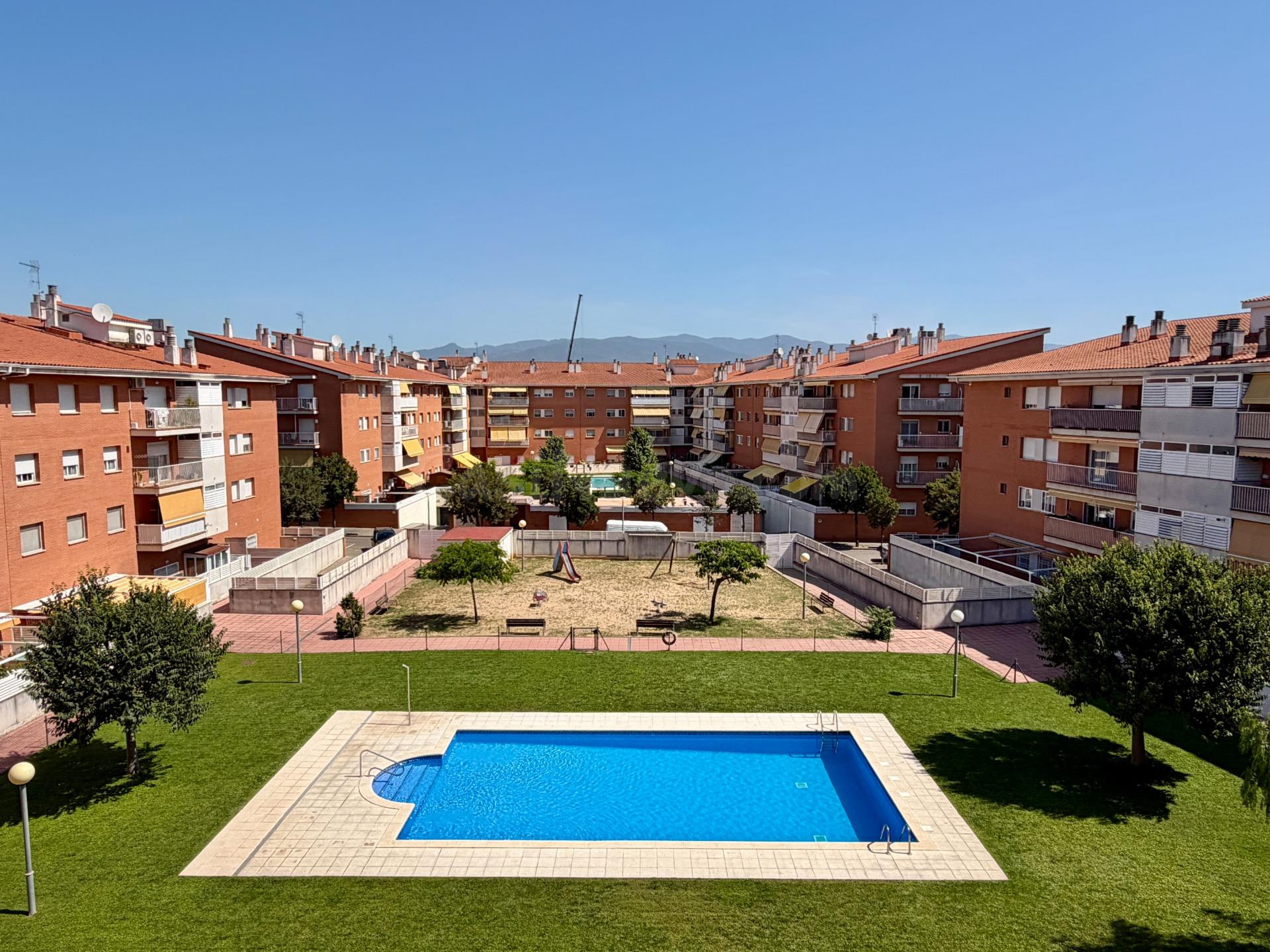 PISO DE 4 habitaciones CON SUITE, PARKING, PISCINA Y GRAN BALCÓN EN CAN XARLET (CANOVELLES)