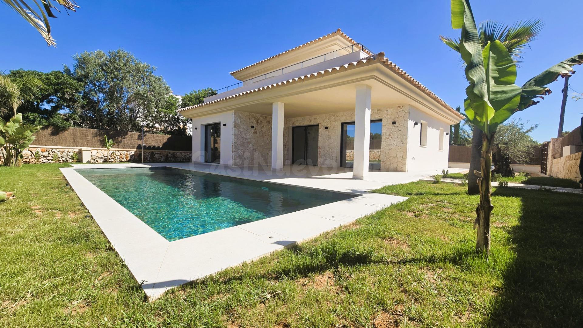 Exclusiva villa de diseño con piscina privada en Cala Llombards.