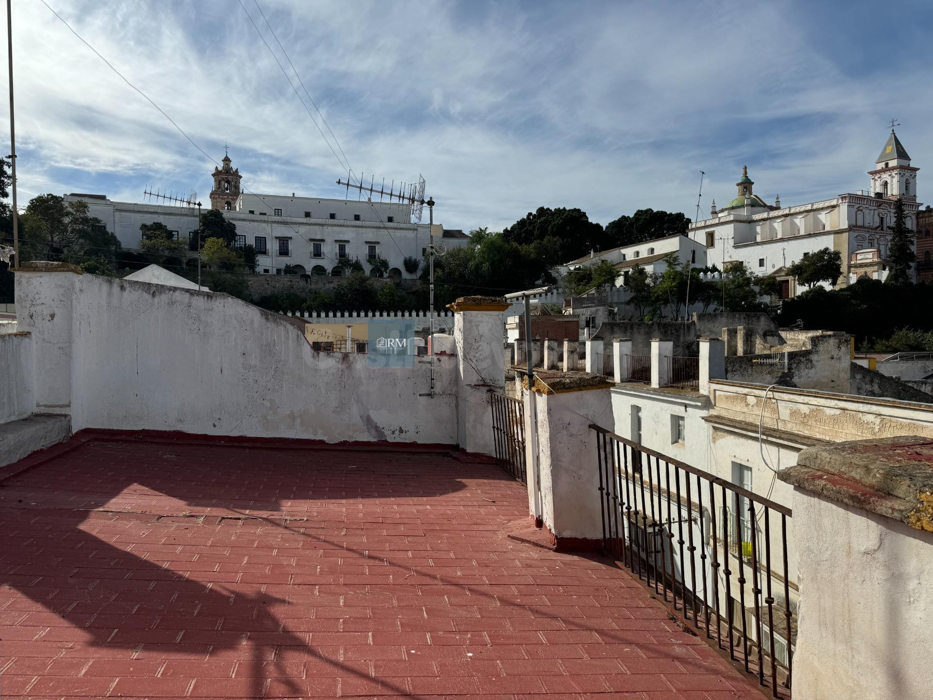 Vivir en el centro de Sanlúcar es un privilegio, y esta casa te ofrece la oportunidad de hacerlo.