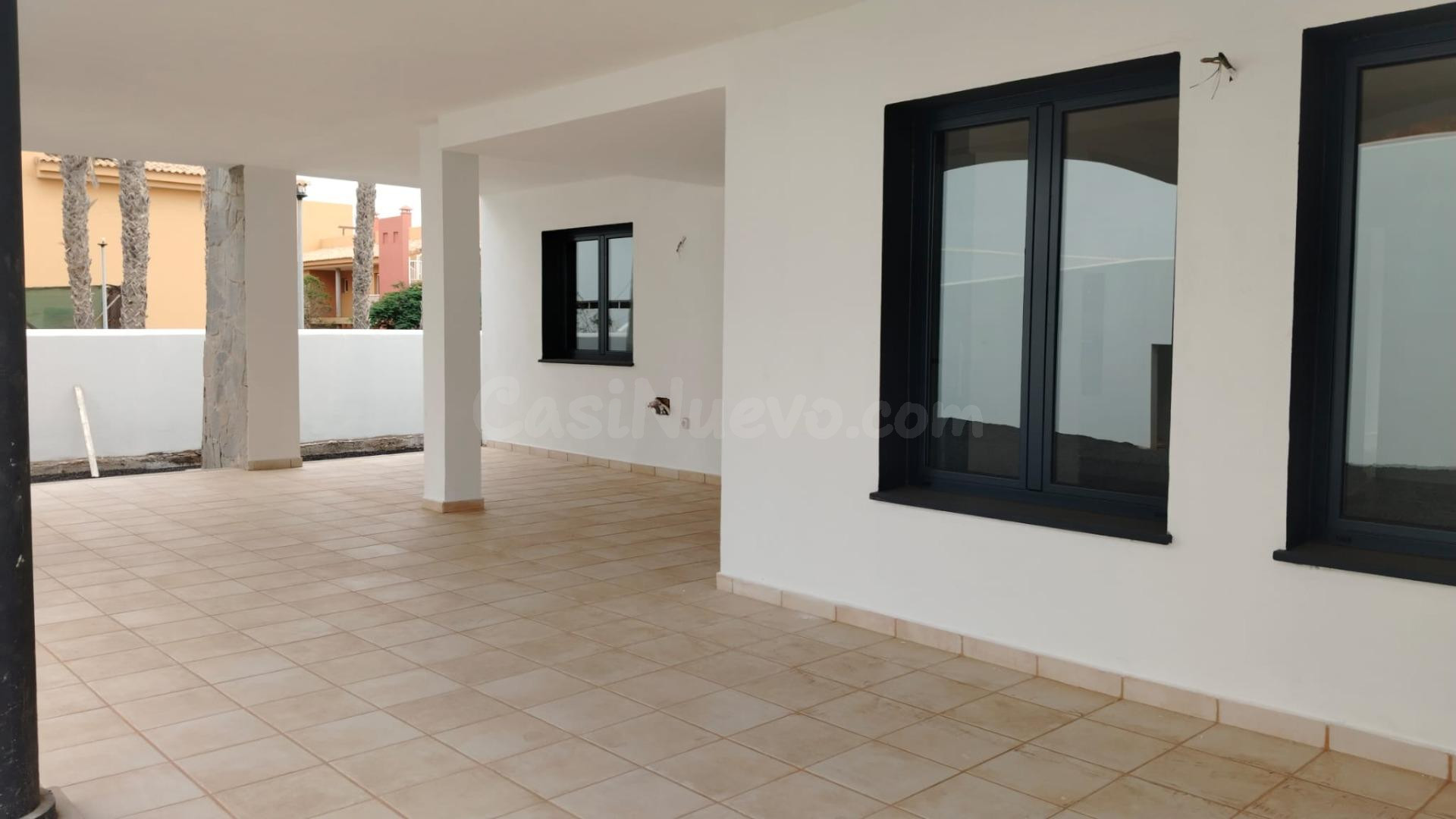 Apartamento en Planta Baja con Amplia Terraza, Jardín Privado y Garaje – Las Arenas, Corralejo