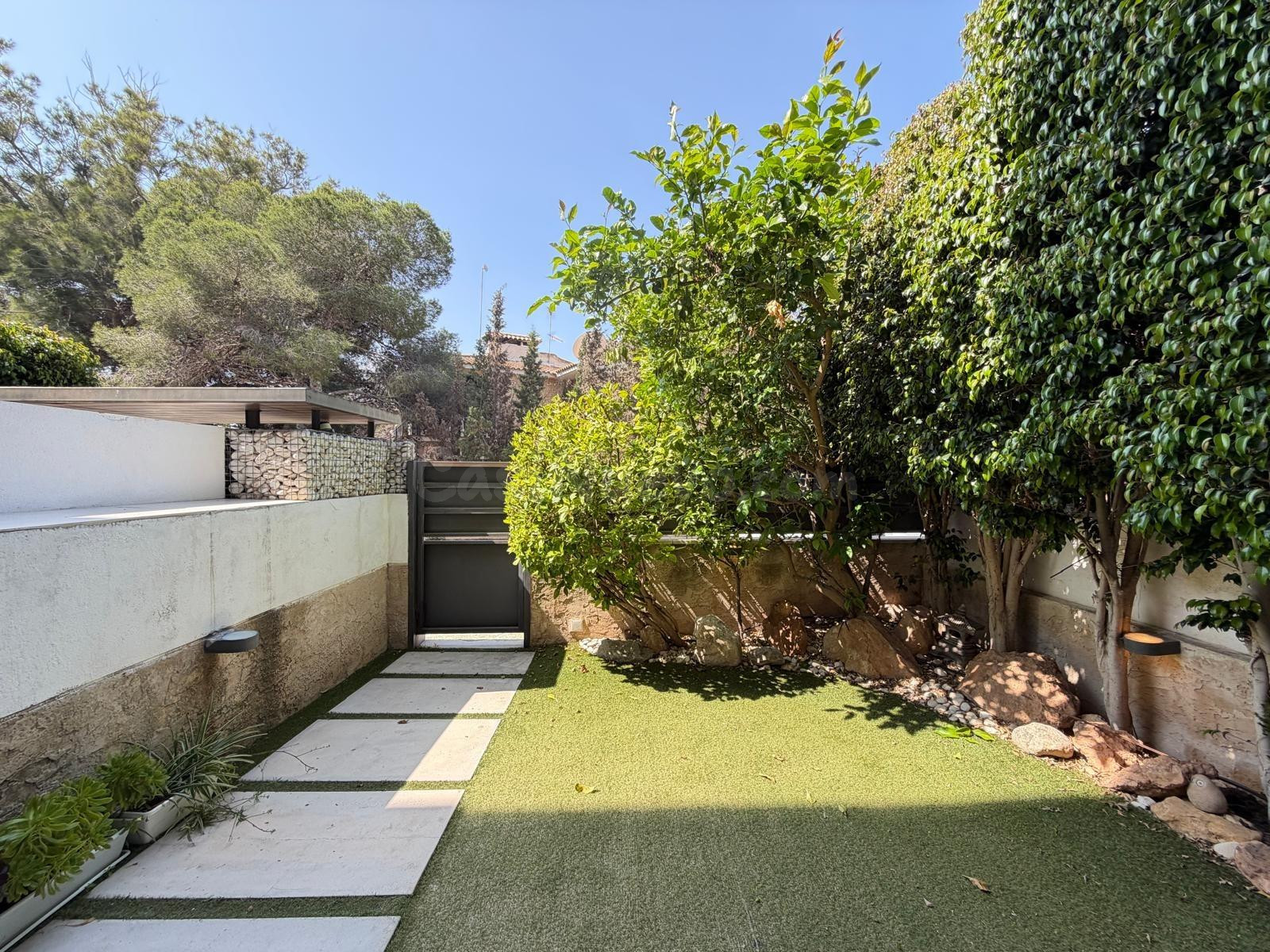 APARTAMENTO CON JARDÍN PRIVADO DE 30 M2 EN CAMPOAMOR. 3 DORM. 2 BAÑOS. CON PISCINA COMUN.SUPERFICIE DE 93 M2.