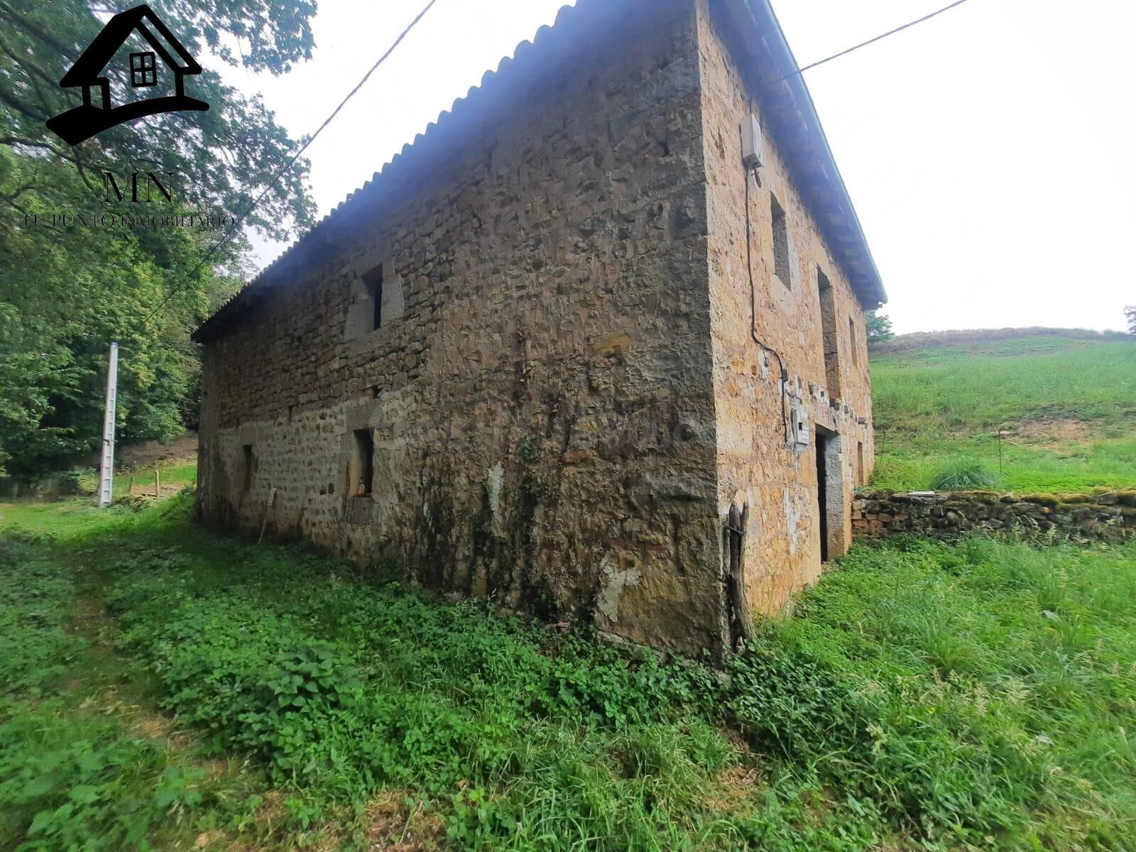 Auténtica Cabaña Pasiega de 268 m2 en espectacular finca de 2,4 hectáreas con manantial propio en Villacarriedo