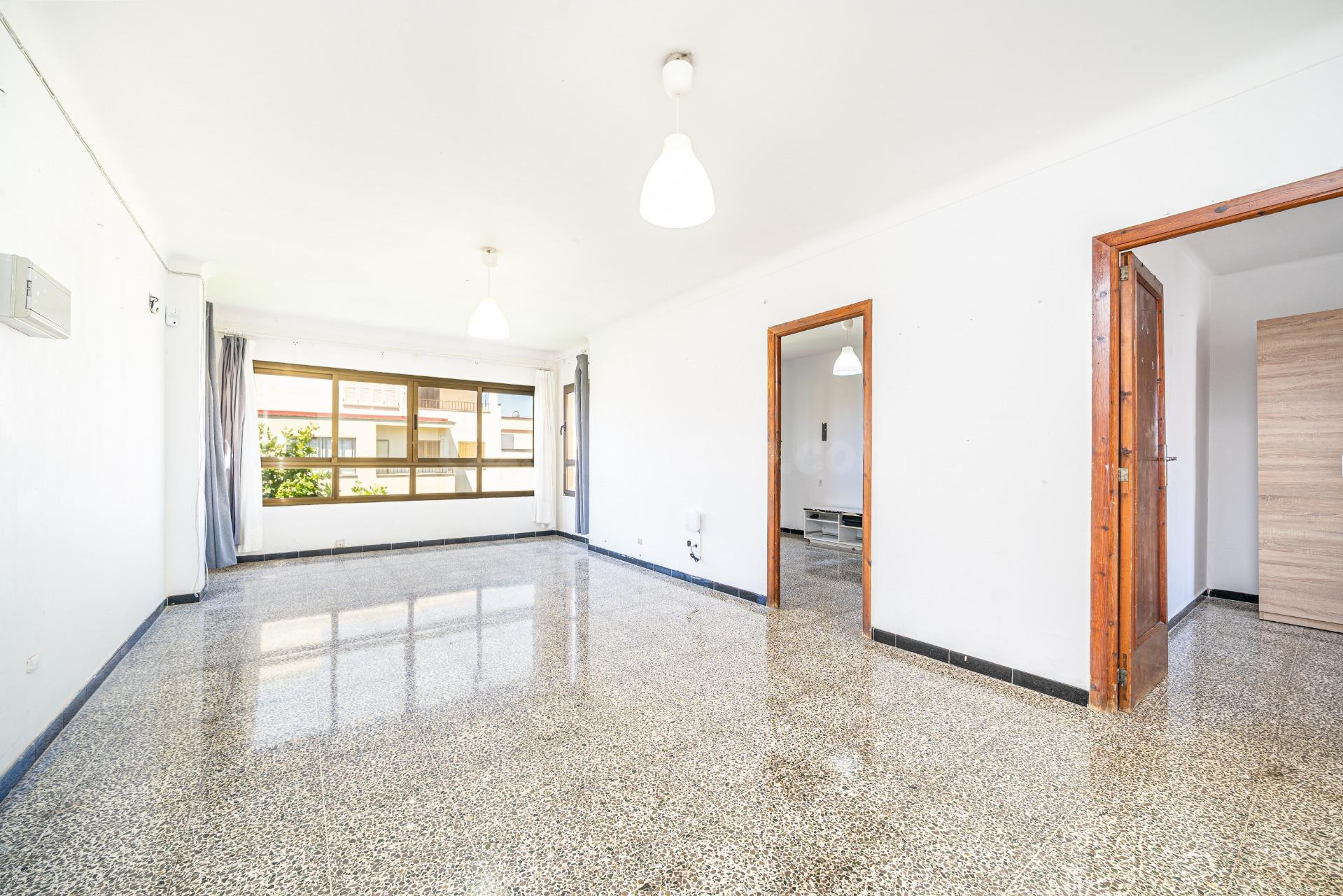 AMPLIO PISO MUY LUMINOSO CON GRAN POTENCIAL DE REFORMA JUNTO AL MERCADO DE PERE GARAU
