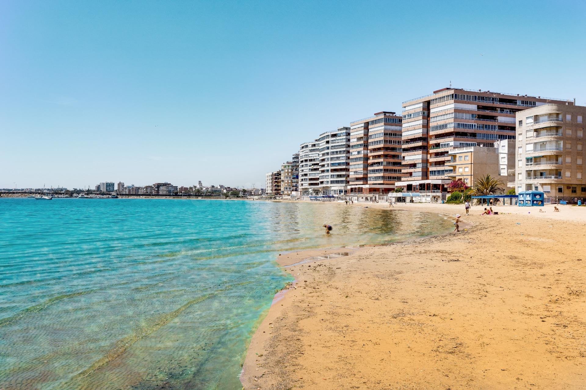 Amplio Apartamento en Torrevieja - Parque de las Naciones por €139,990
