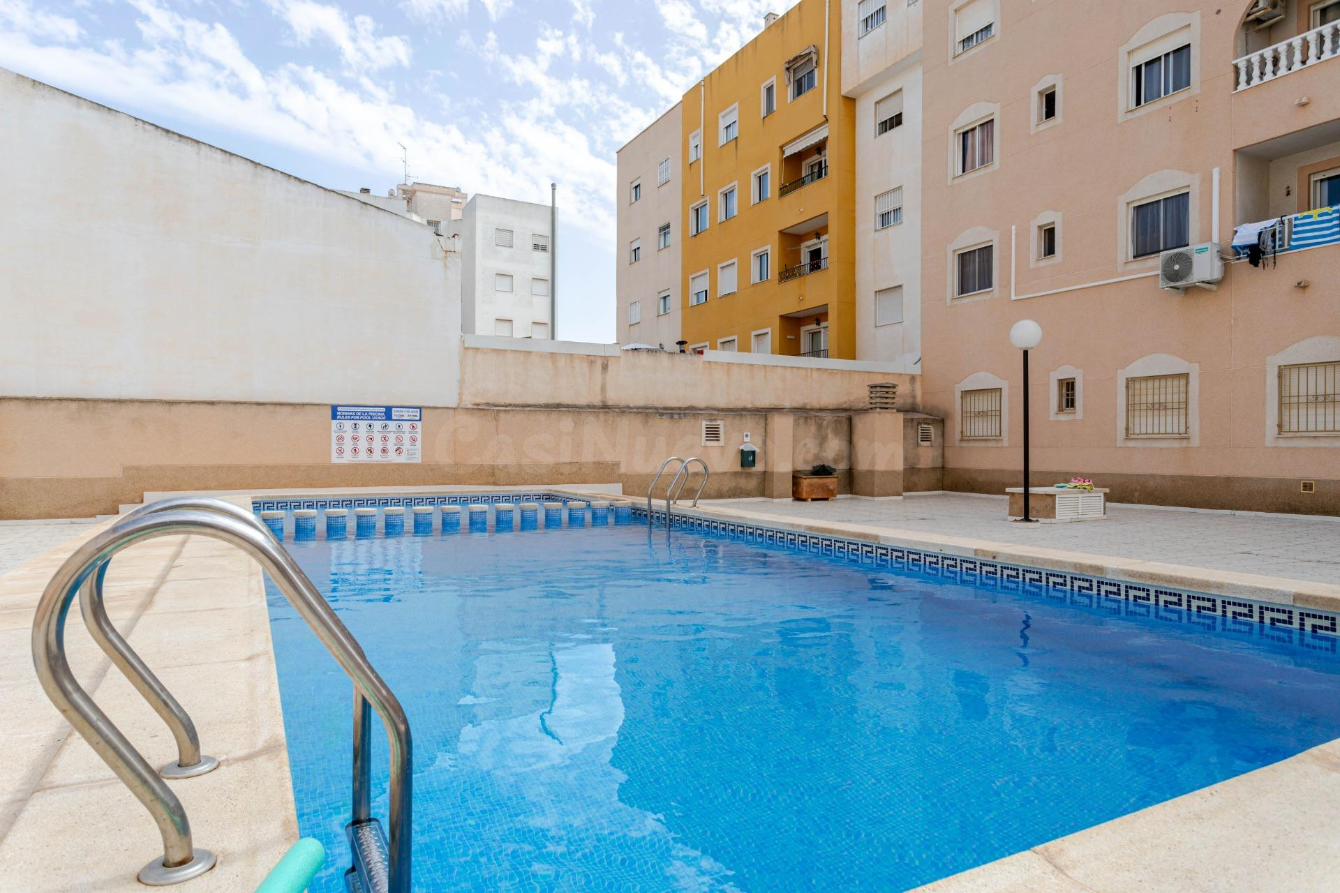 Ático de 2 dormitorios con piscina comunitaria en el corazón de Torrevieja