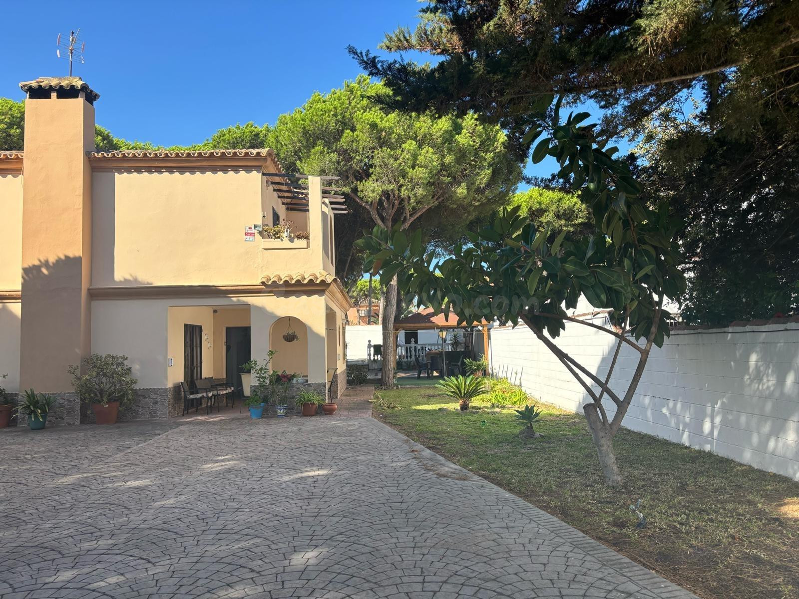 ESPECTACULAR CHALET EN PRIMERA LINEA