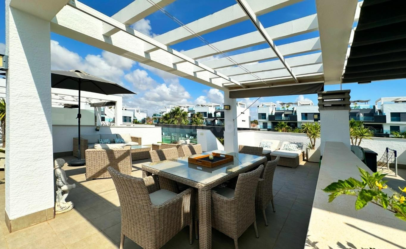 Se vende ático de 2 dormitorios en la primera planta con solárium privado en Oasis Beach XII, El Raso, Guardamar del Segura
