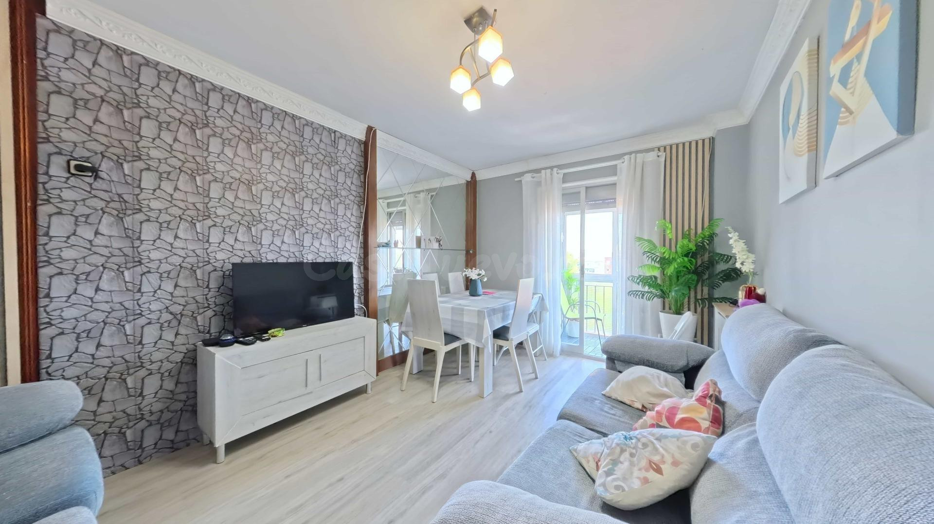 AMPLIA VIVIENDA REFORMADA DE 3 DORMITORIOS CON DOS TERRAZAS JUNTO A LA ESTACIÓN DE ENTREVÍAS