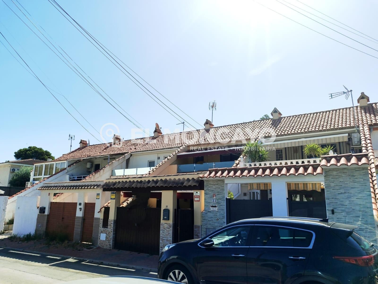 Fantástico chalet adosado reformado y con amplia terraza, listo para entrar a vivir en Los Balcones, Torrevieja, Costa Blanca