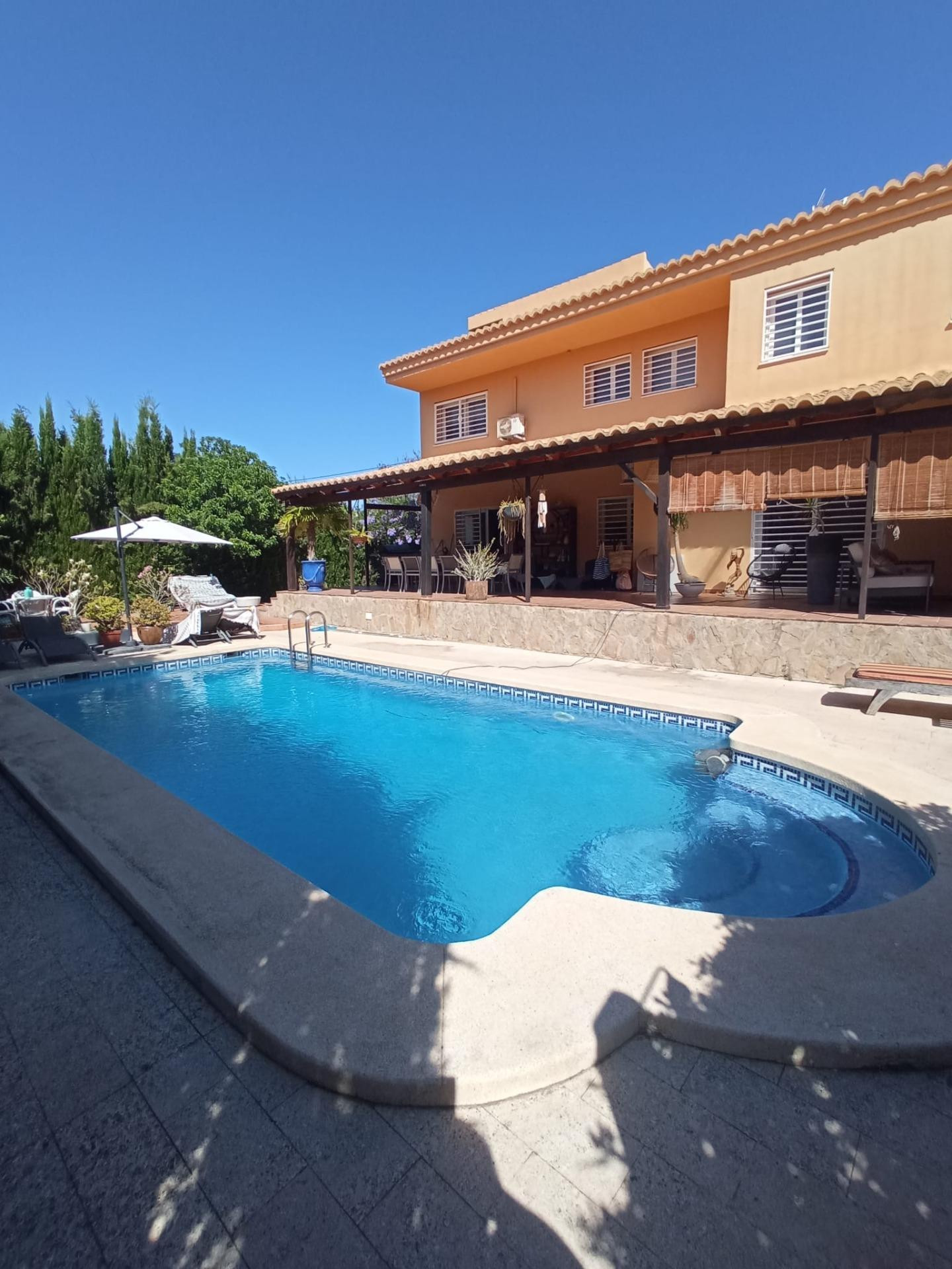 Espectacular Chalet Independiente con Gran Jardín, Piscina y Máxima Privacidad cercanía playa