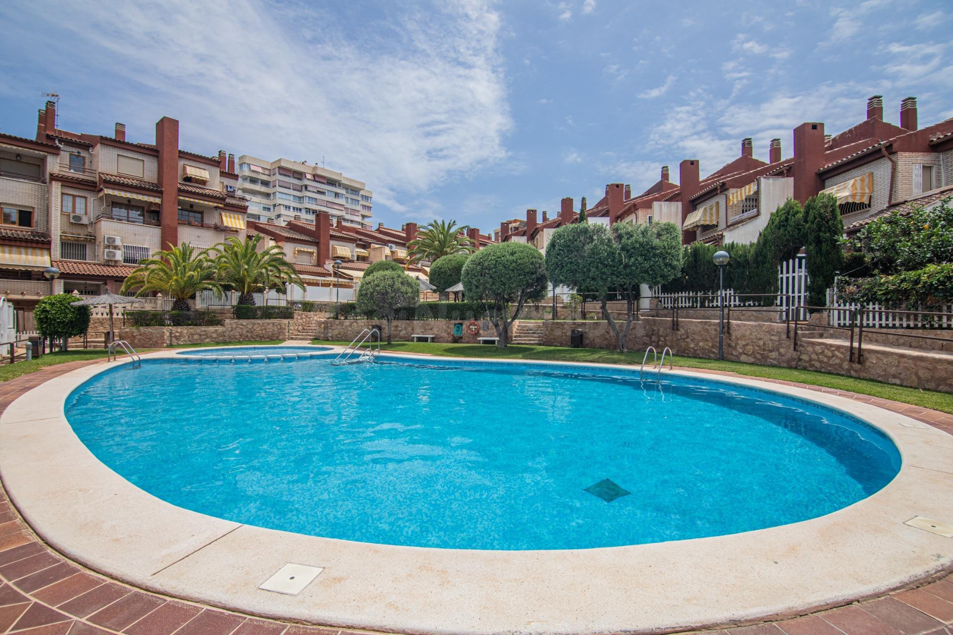 CHALET ADOSADO EN AVENIDA COSTABLANCA