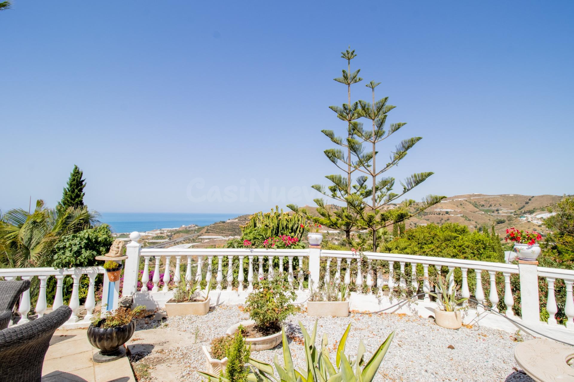 Encantadora villa de 2 dormitorios con piscina climatizada, jacuzzi y amplio jardín con árboles frutales – a solo 5 minutos del mar
