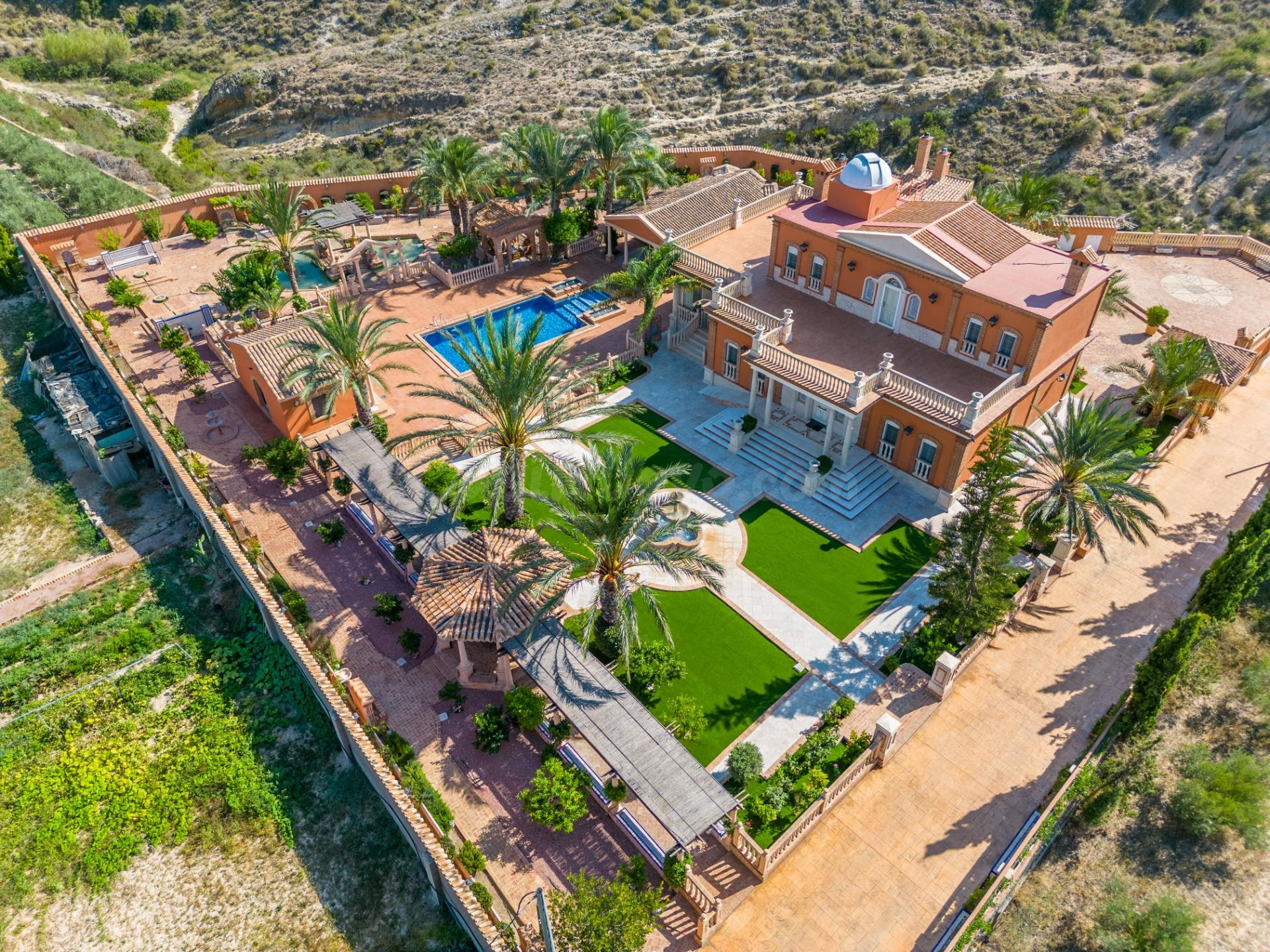 UNA JOYA MEDITERRÁNEA EN LA COSTA BLANCA: EXCLUSIVA VILLA DE LUJO ENTRE ALICANTE Y MURCIA