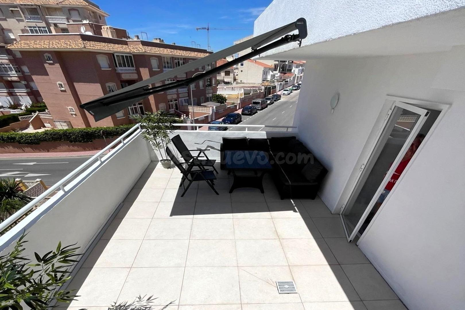 Dúplex recién reformado (aprox. 67 m2 incl. terraza - plantas 1 y 2) con gran terraza orientada al sur, piscina comunitaria, ¡y a tan solo 700 m de la playa de Cabo Cervera!