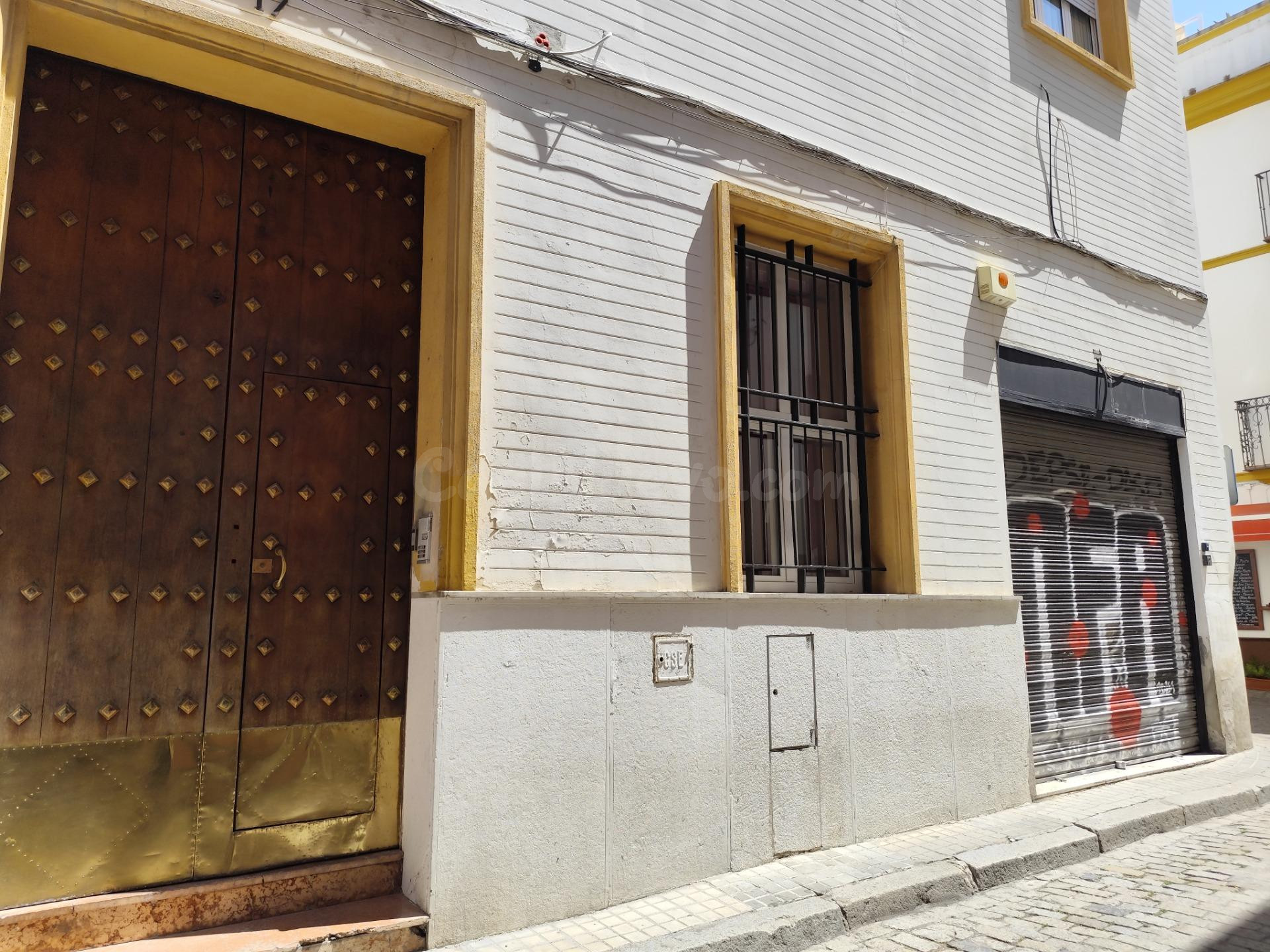 Local comercial con sótano abovedado en el centro
