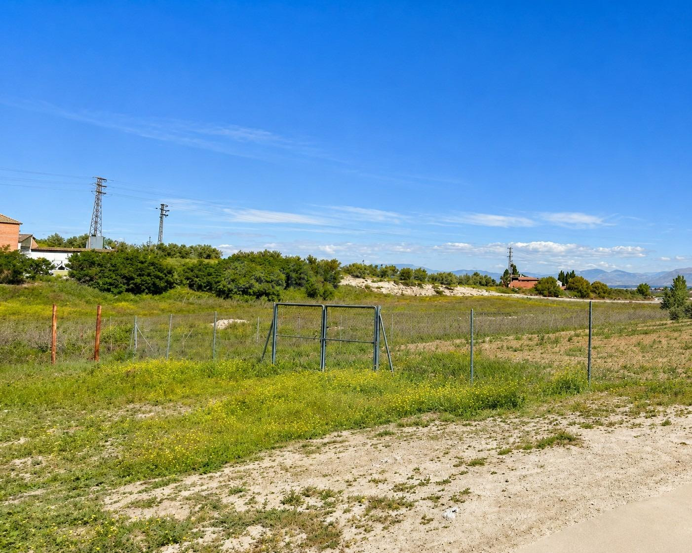Parcela rústica cercada, a la salida de Las Gabias (junto conexión A-44)