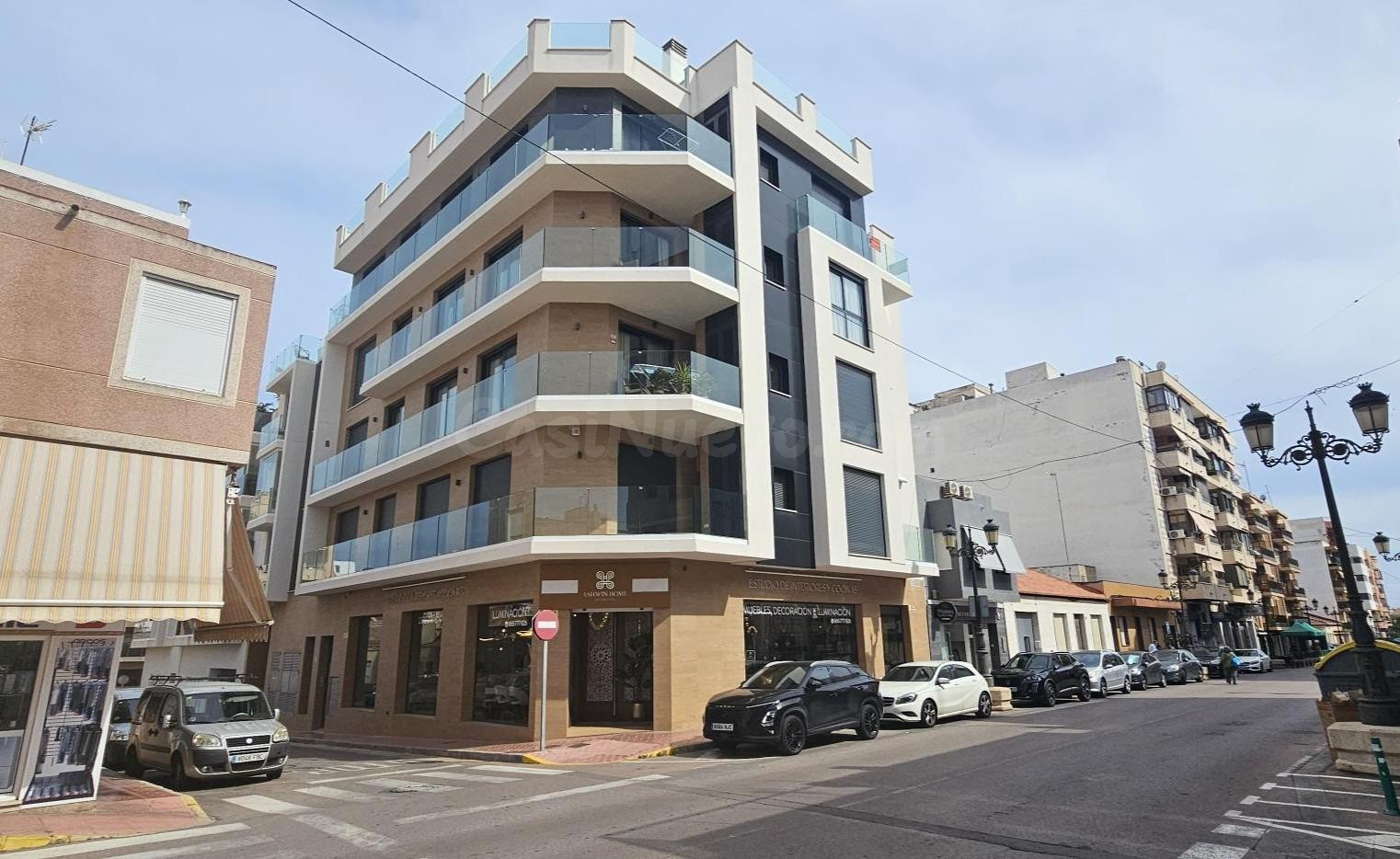 Moderno ático de reciente construcción en el centro de Guardamar, a pocos minutos a pie de la playa.