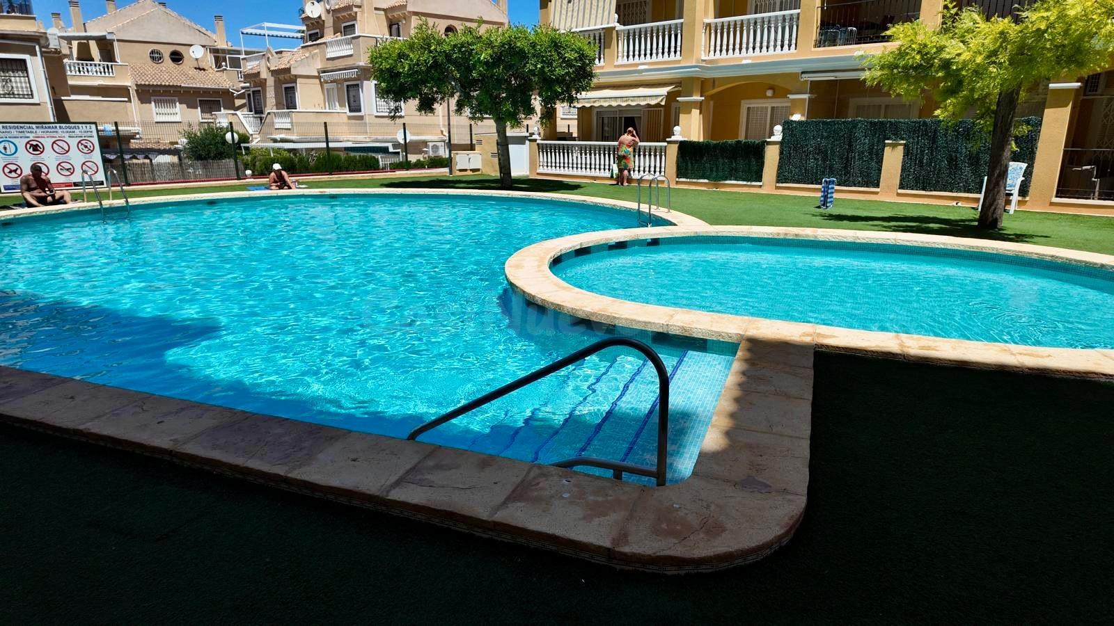 Ático con terraza, solárium privado y vistas despejadas en Torreblanca, Torrevieja