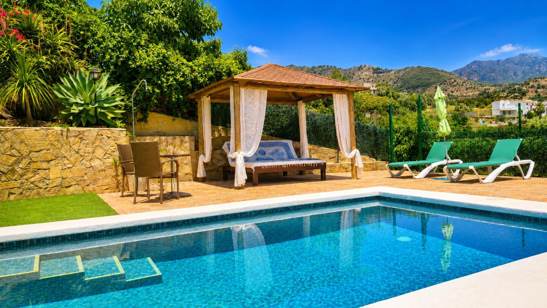Exclusiva finca con dos viviendas independientes, dos piscinas y licencia turística a solo 10 minutos de Frigiliana