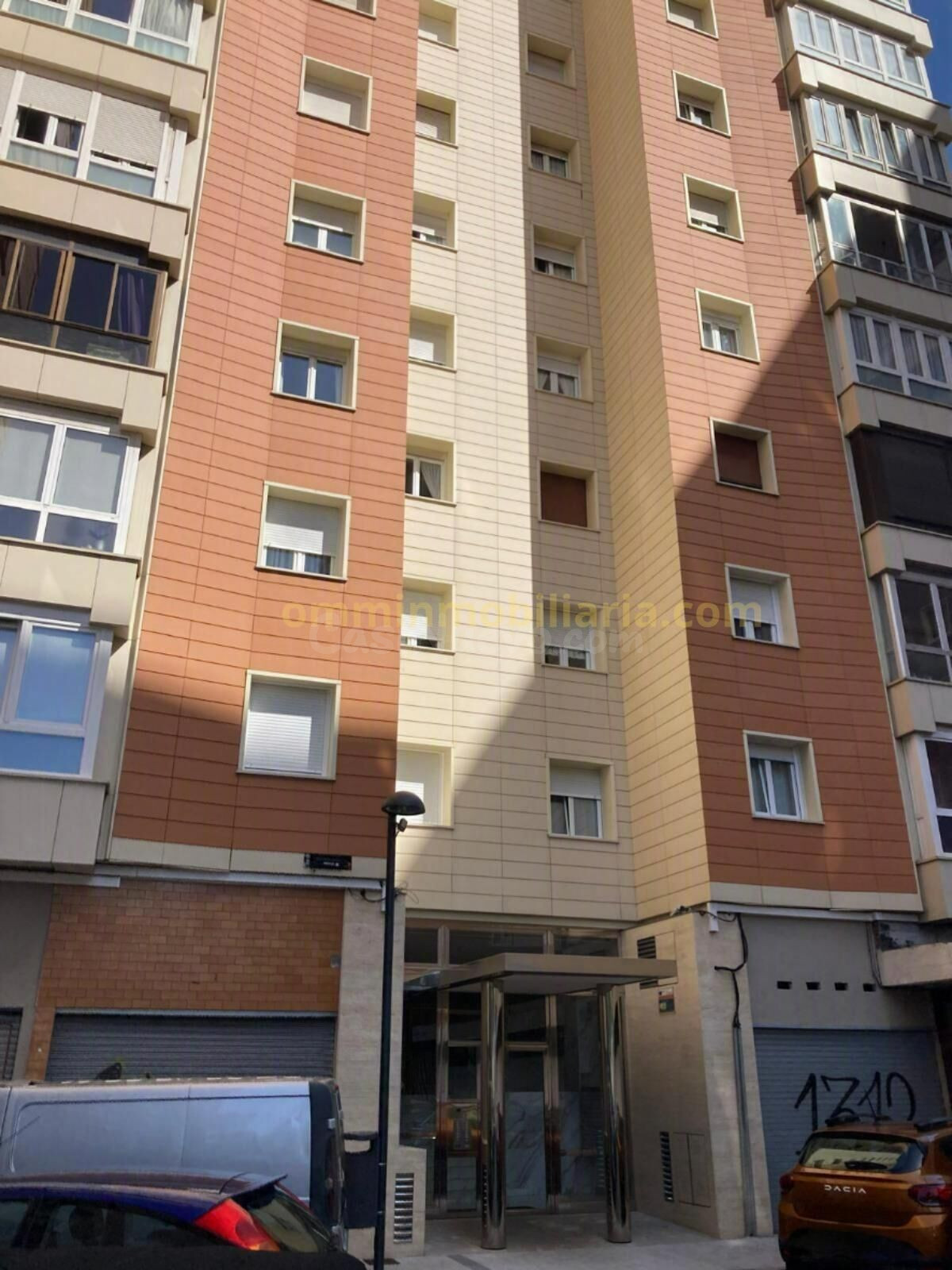 Piso amplio con balcón, vistas despejadas y portal reformado en Barakaldo