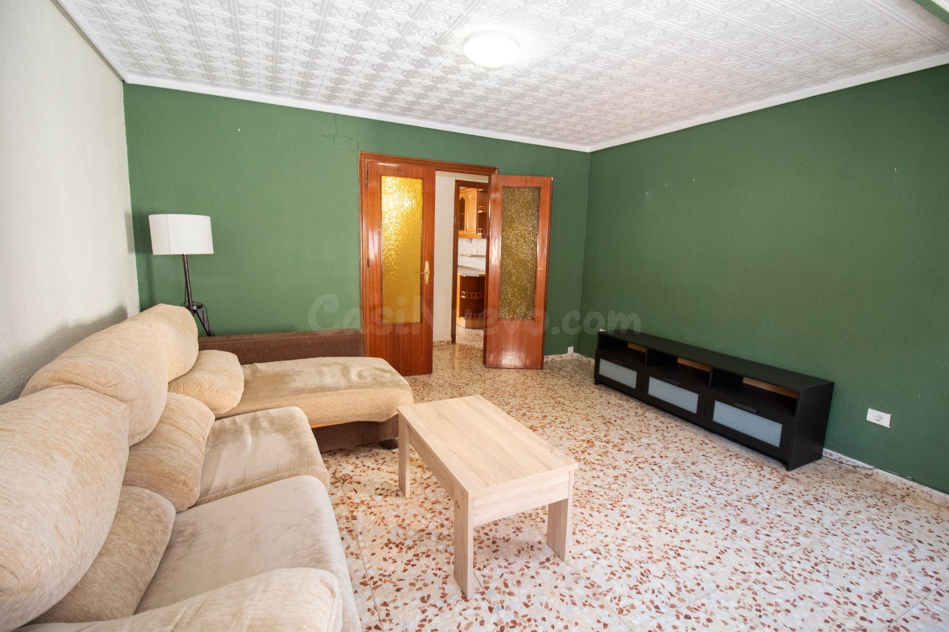Amplio Piso en Torrevieja, Ideal para Reformar - €159.000
