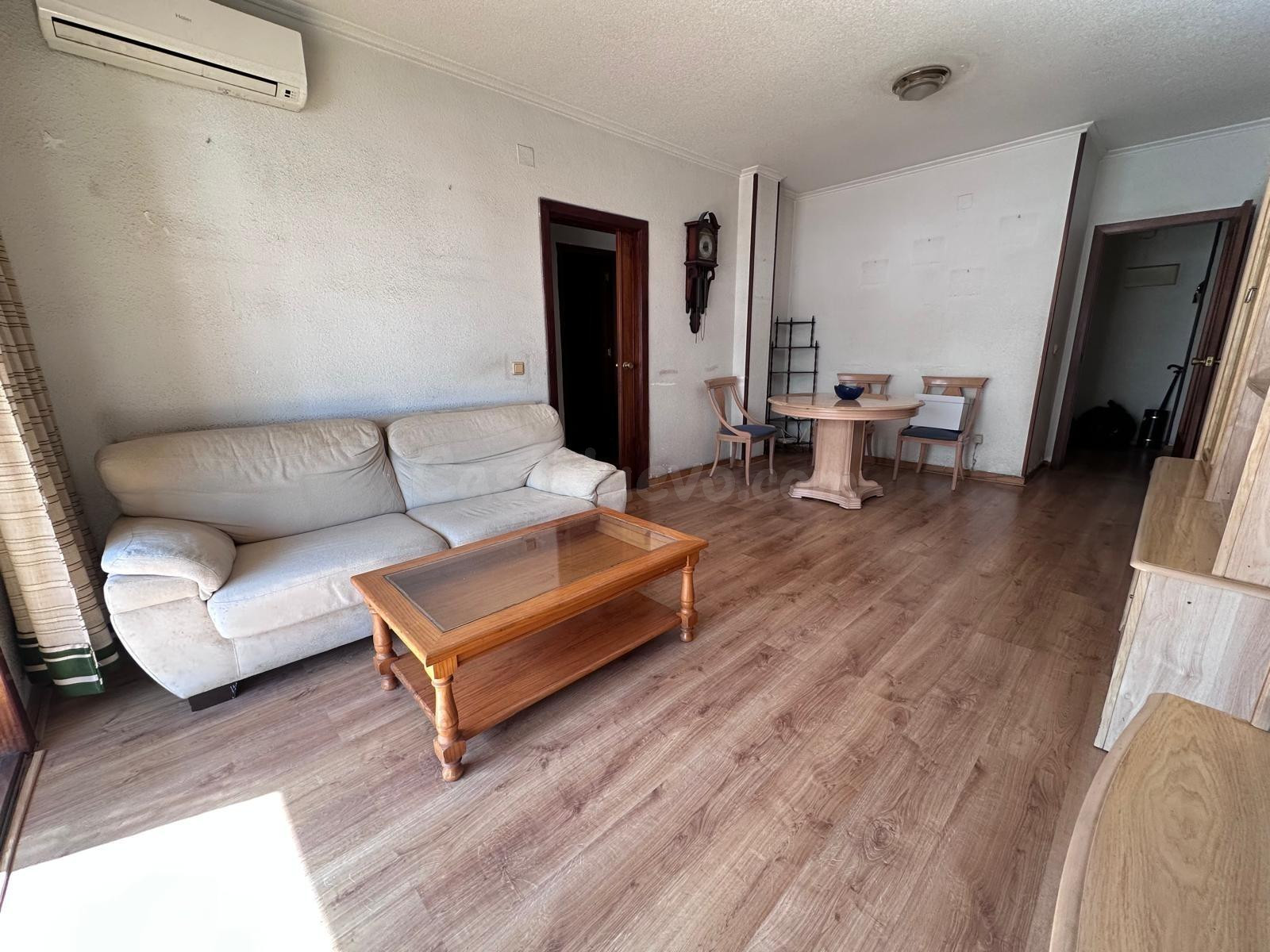 se vende un piso grande de 4 dormitorios y 2 baños, con ascensor en pleno centro de Torrevieja