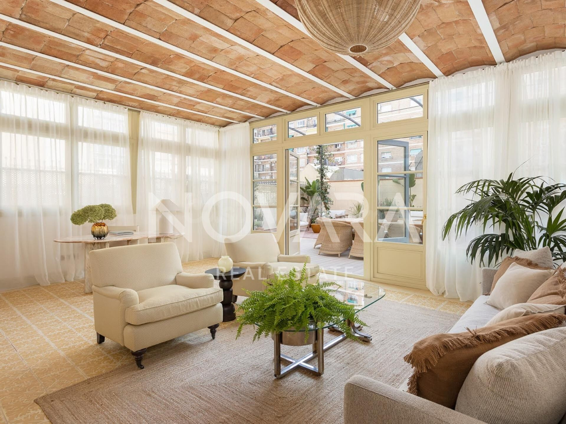 Oasis de Lujo Modernista en Passeig de Sant Joan: 200 m2 de Elegancia y Terraza Privada