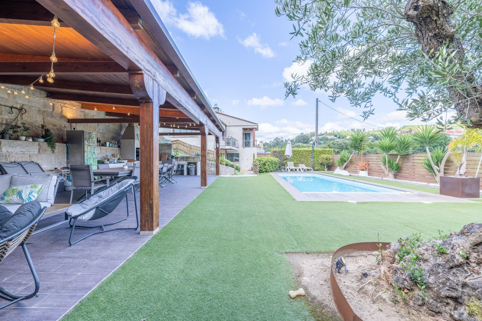 Una casa para vivirla, disfrutarla y compartirla con espectacular zona exterior, piscina de agua salada y cenador de 70 m2, Vigo.