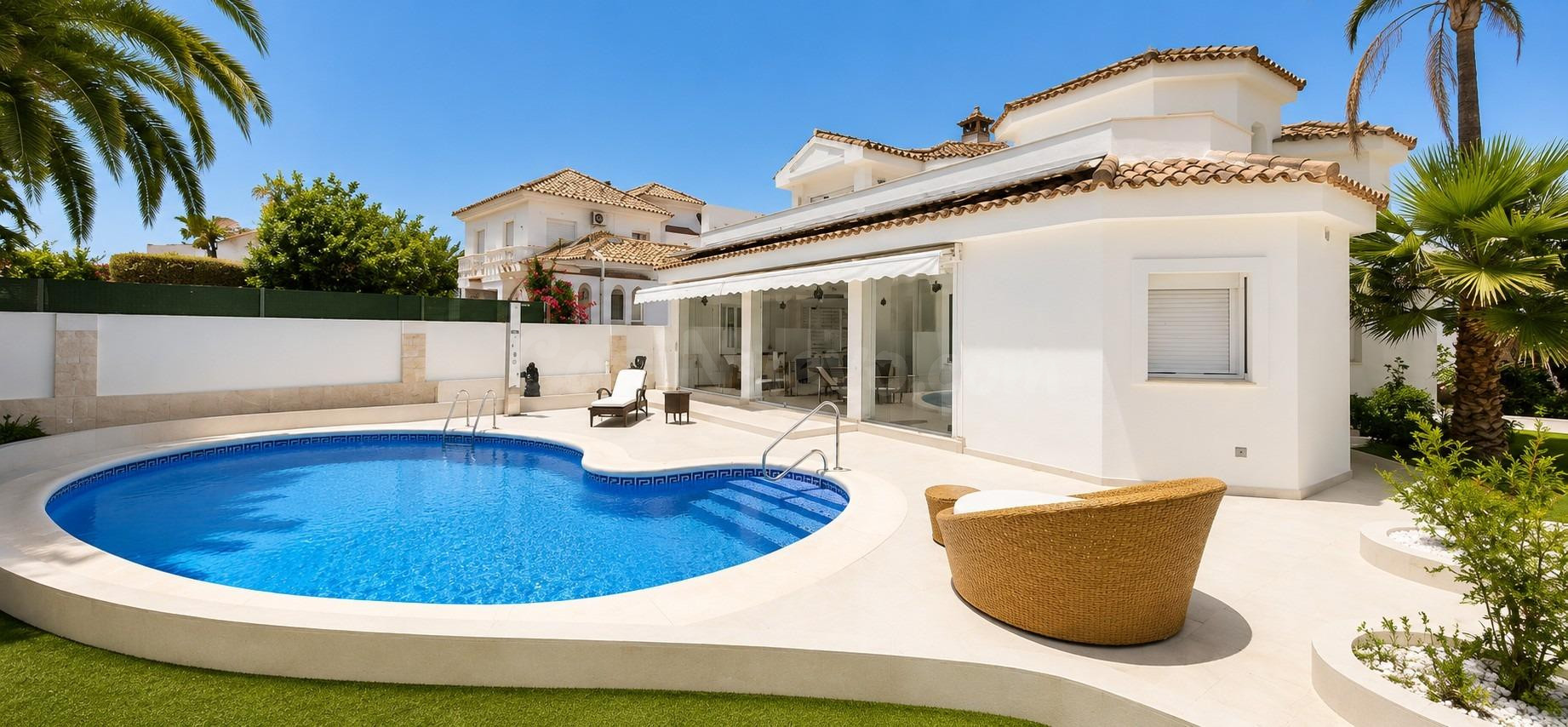 Exclusiva villa de lujo totalmente renovada a solo 300 metros de la playa en Marbesa, Marbella Este