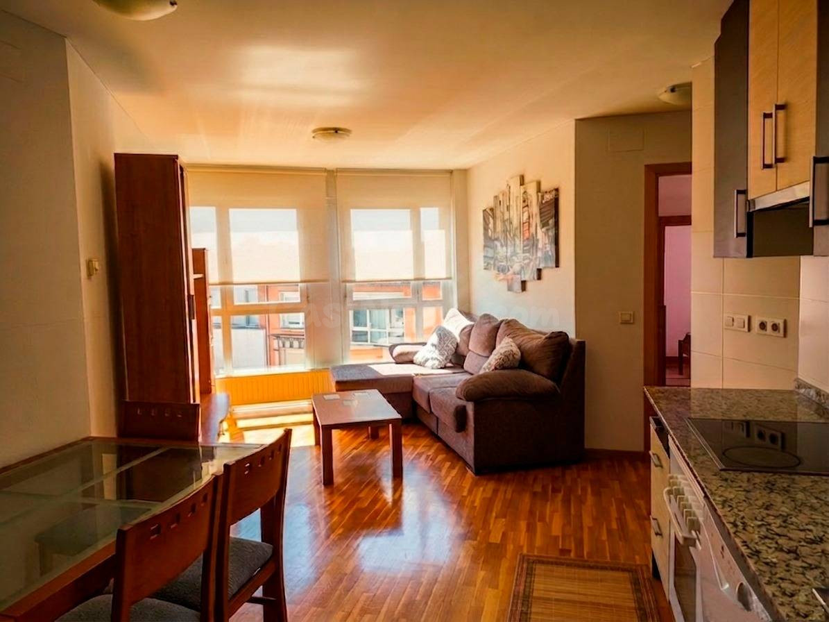 APARTAMENTO DE 1 DORMITORIO, TOTALMENTE AMUEBLADO, CON GARAJ