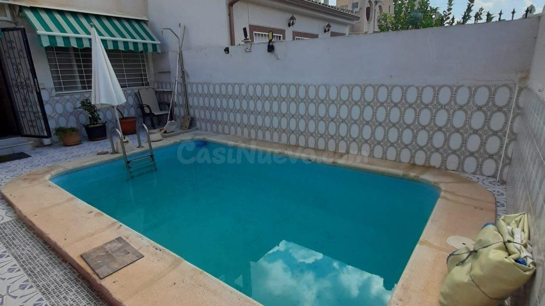 ¡Fantástico dúplex adosado con piscina privada, solárium y parking en parcela!
