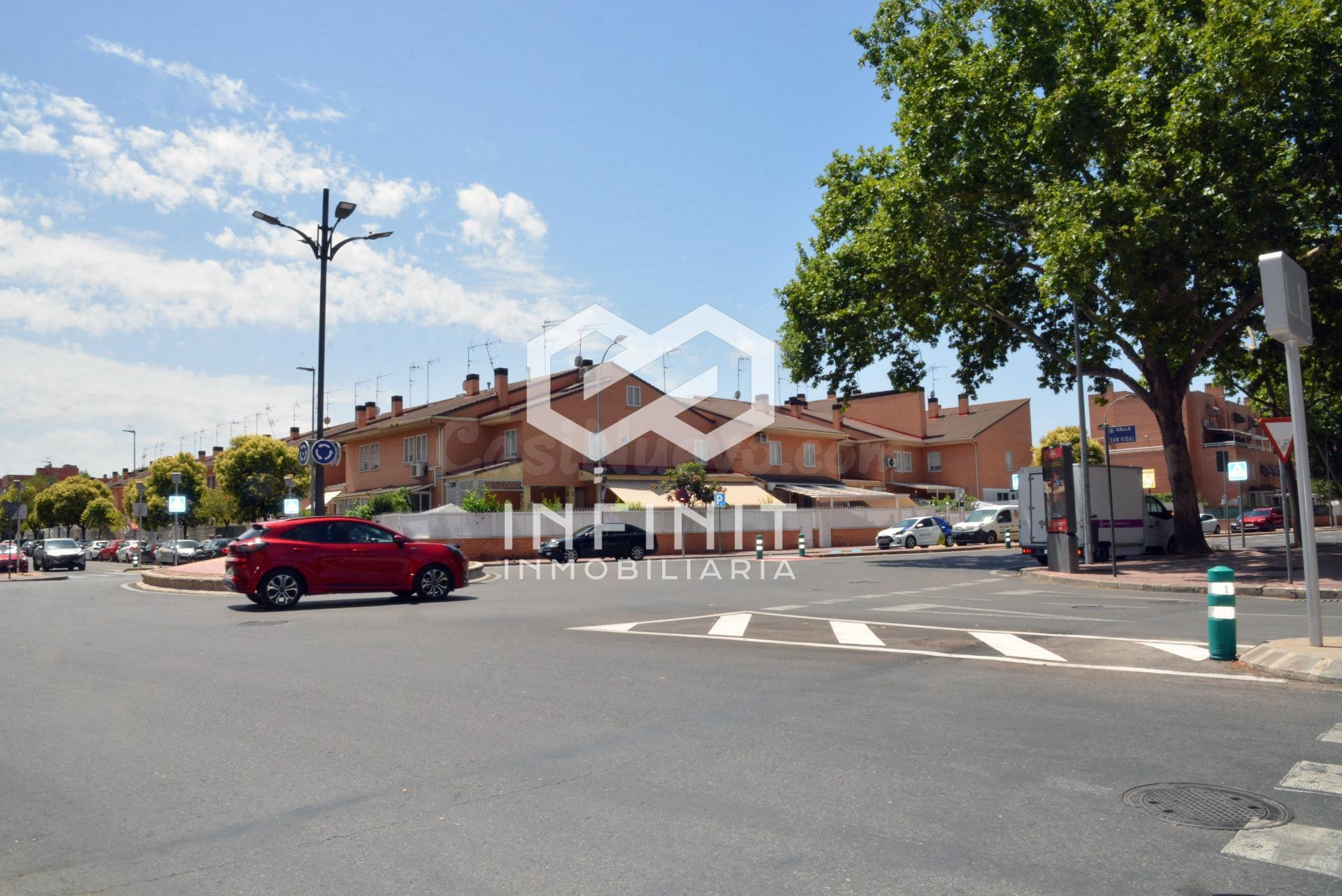 ¡Se acabó dar vueltas! Amplia plaza de garaje para coche y moto en Alcalá.