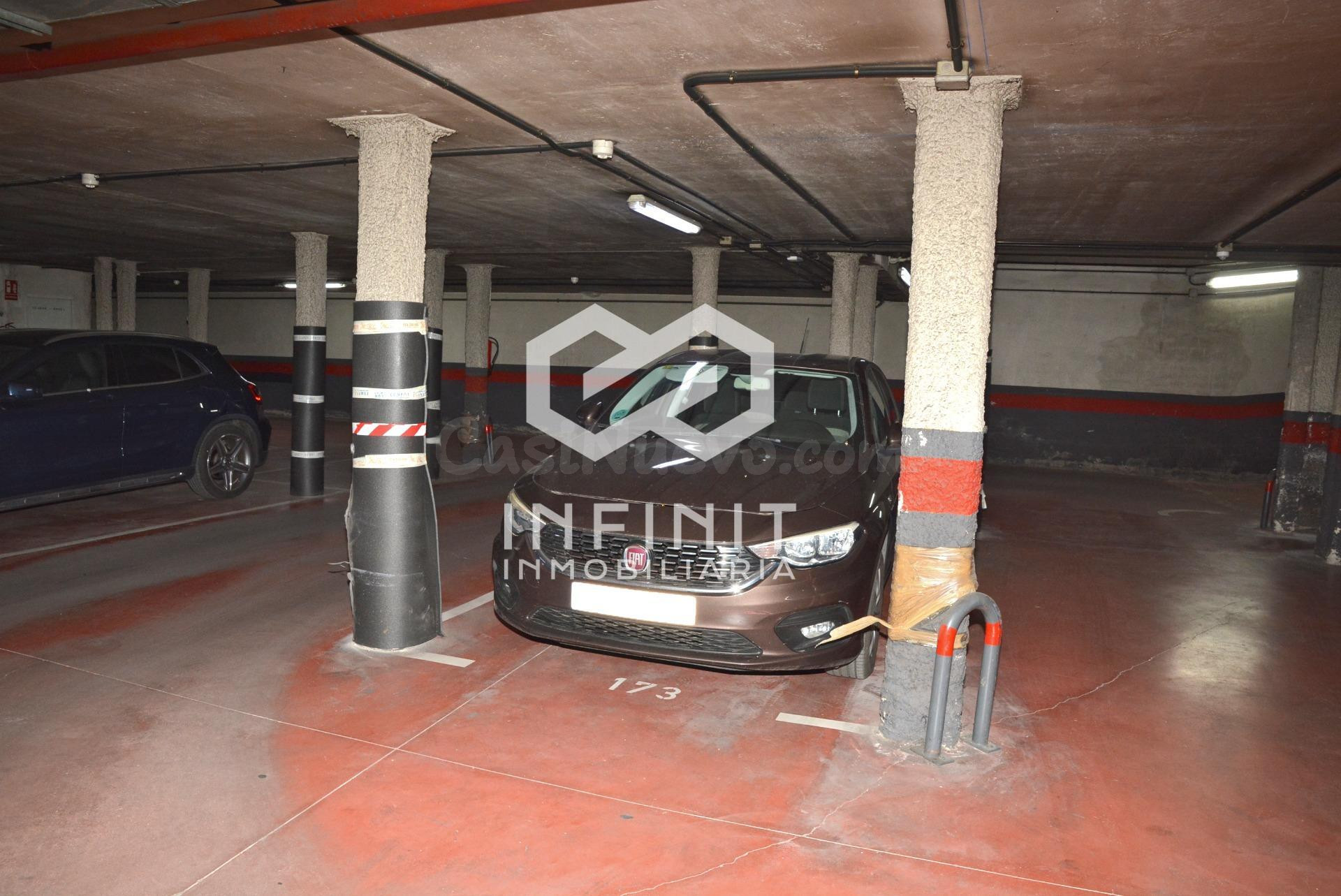 ¡Se acabó dar vueltas! Amplia plaza de garaje para coche y m - foto 2