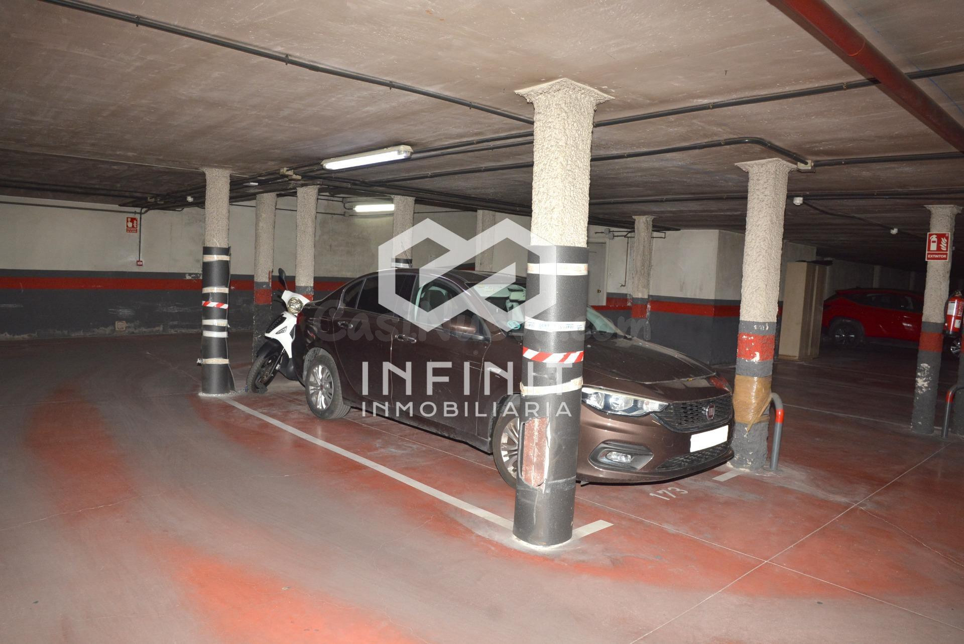 ¡Se acabó dar vueltas! Amplia plaza de garaje para coche y m - foto 4