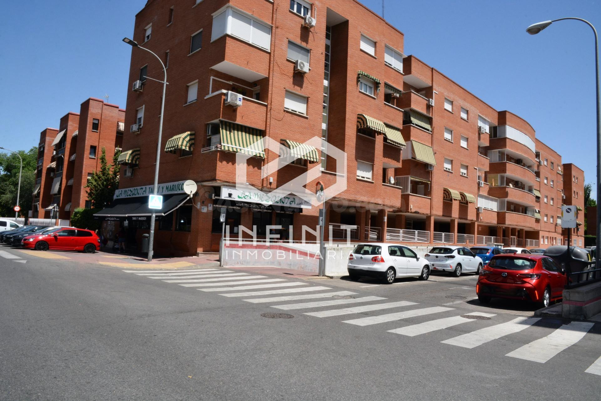 ¡Se acabó dar vueltas! Amplia plaza de garaje para coche y m - foto 5