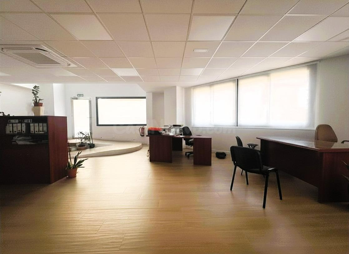 Se alquila local comercial - oficina de 125m2 en el centro de Algeciras