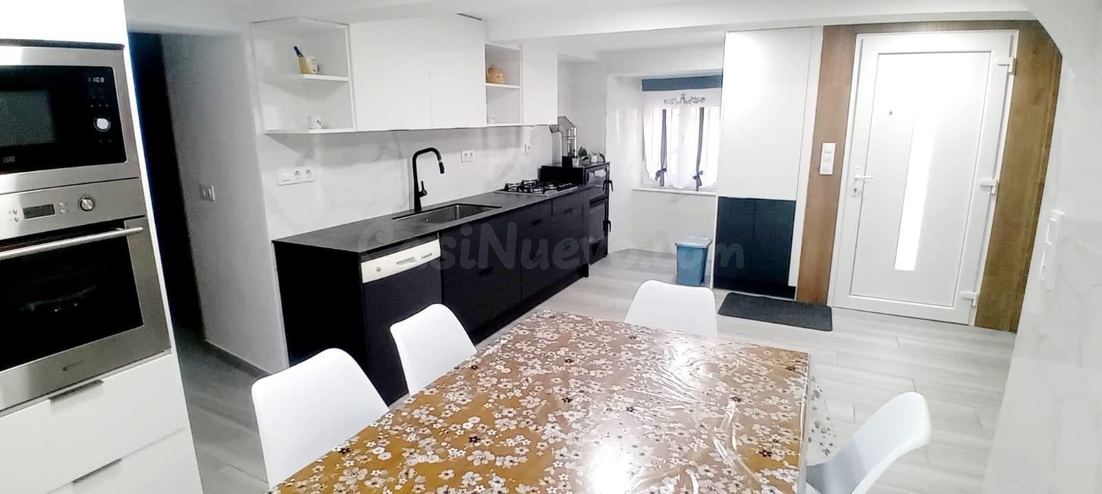 Casa de 242 m2 con terraza y vistas a la ría del Eo en Figueras