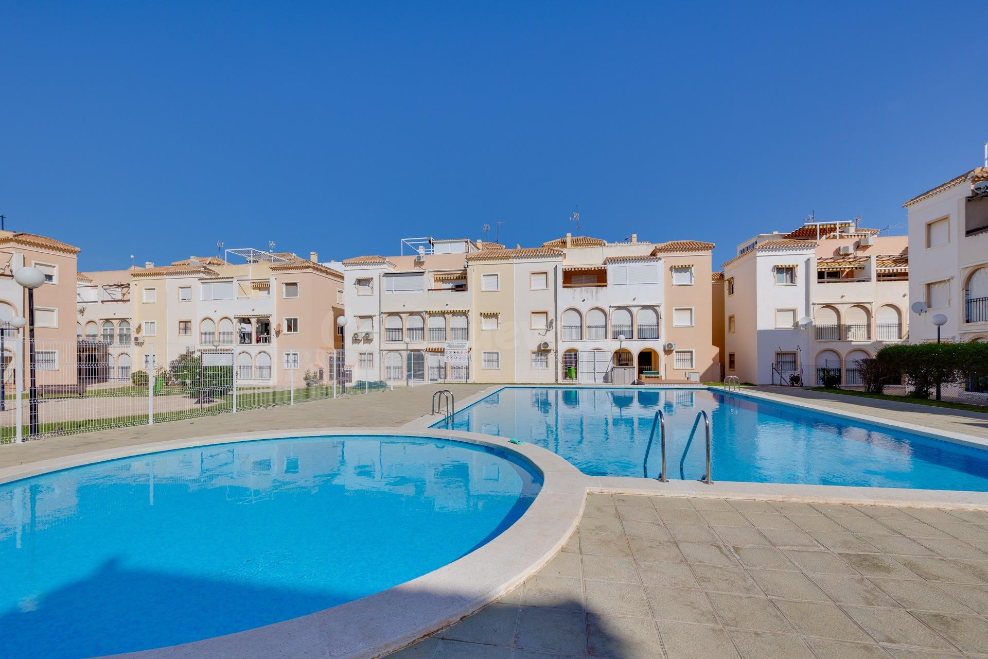 Bungalow soleado con piscina a solo 400 metros del mar en Playa de Los Náufragos
