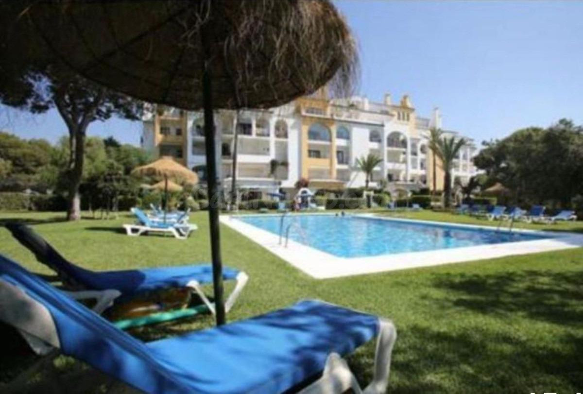 Elegante Apartamento de 3 Dormitorios con Vistas al Mar en Cabopino, Marbella
