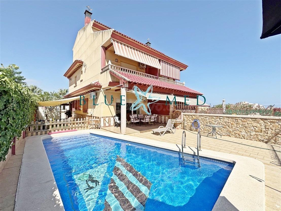 ESPECTACULAR TRÍPLEX PAREADO CON PISCINA PRIVADA VISTAS AL MAR EN EL ALAMILLO