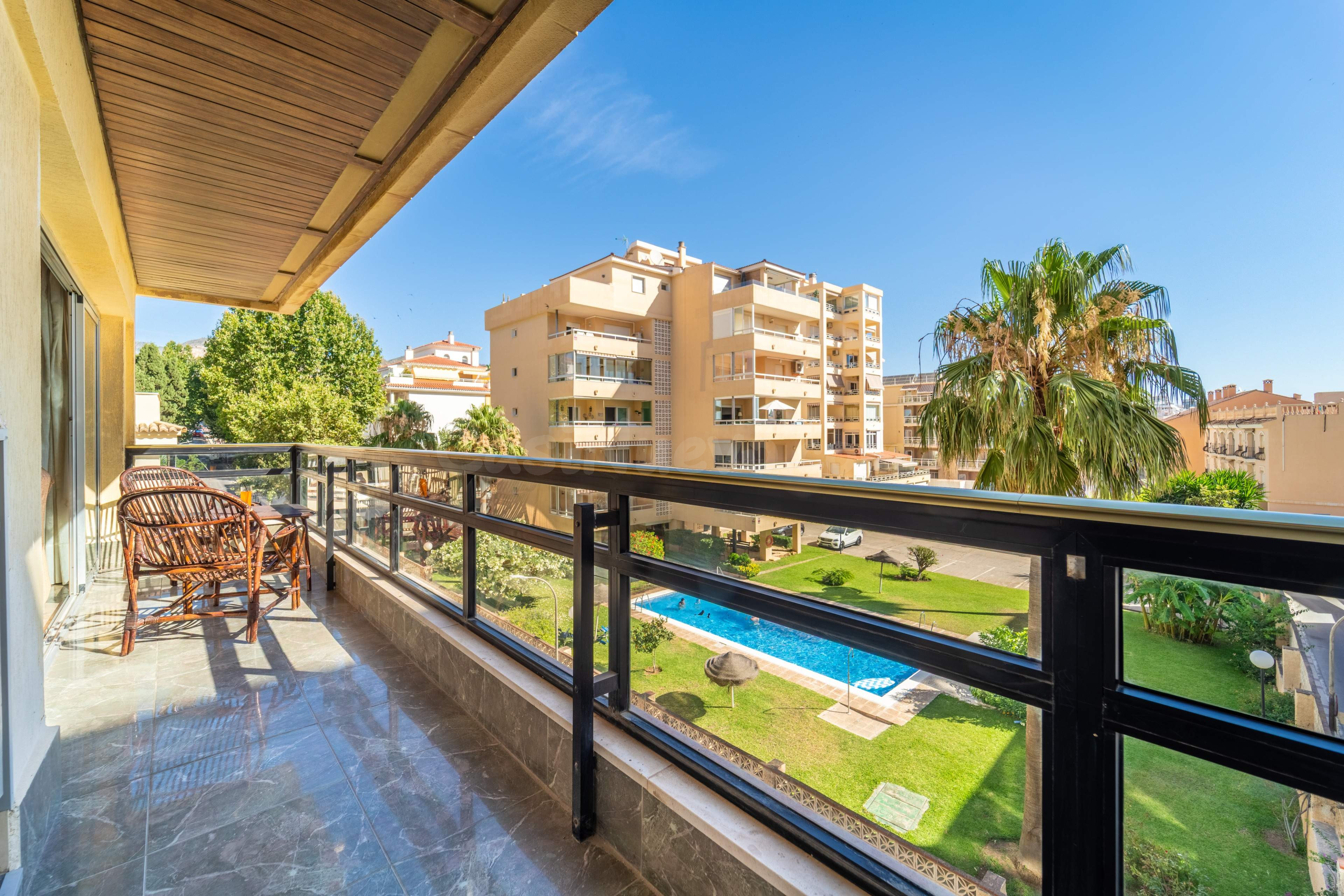 Espectacular Piso a 20 Metros de la Playa en La Carihuela: Luz, Piscina y Garaje