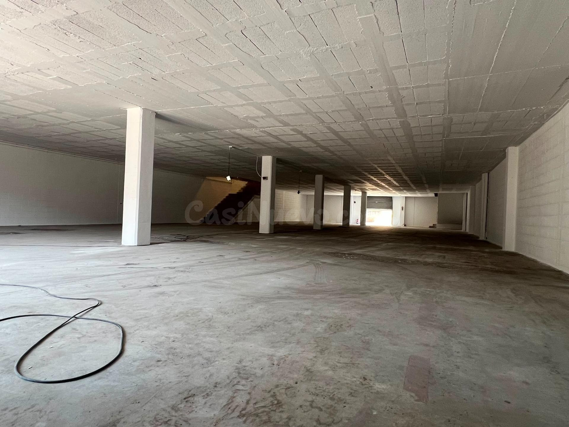 NAVE COMERCIAL CON PLANTA ALTILLO EN SANT FRUITOS DE BAGES DE 1.100 M2