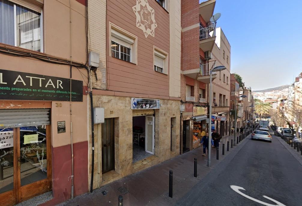 Se vende piso OKUPADO en Rellotge 28 Santa Coloma de Gramenet, Barcelona.