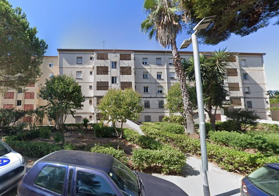 Se vende piso OKUPADO en Plaza Hispanitat 5 Viladecans, (Barcelona).